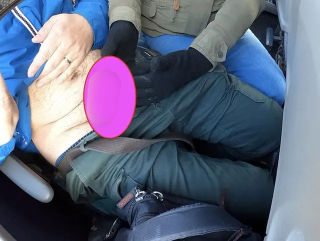 Handjob mit schwarzen Handschuhen in einem öffentlichen Bus
