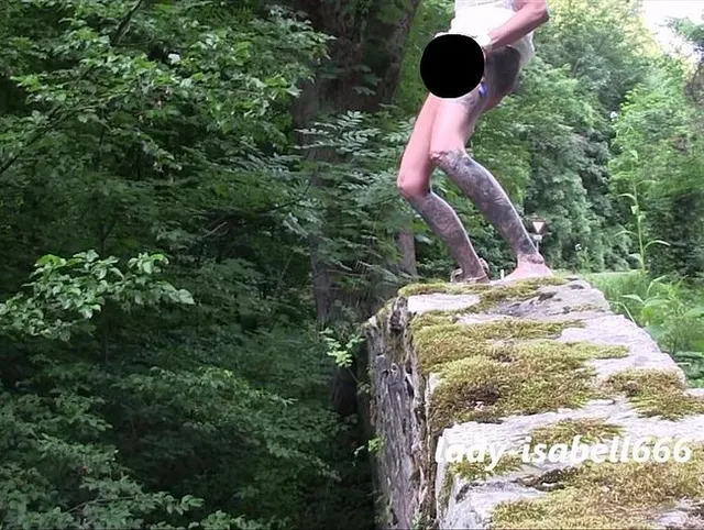 PISSEN auf alter Steinbrücke