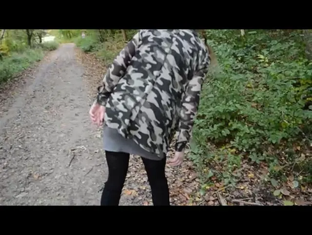 Outdoor zum Lover geschlichen lach schön Creampie am Auto aber dann...............