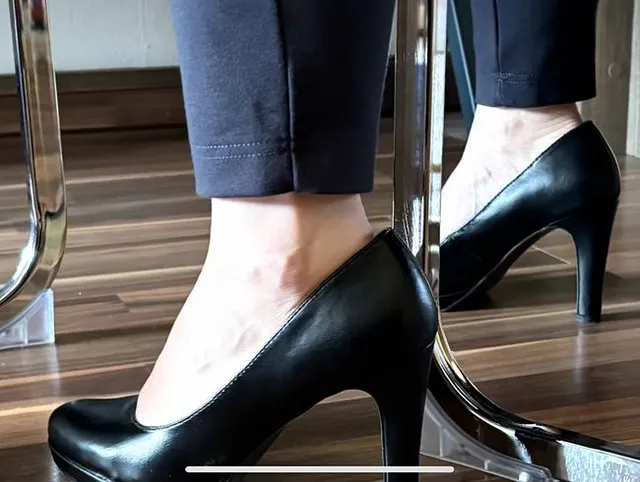 Sein Sperma mit den Pumps unterm Schreibtisch rausgeholt Heeljob