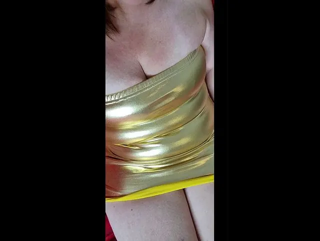 Sexy MILF Nikki masturbiert