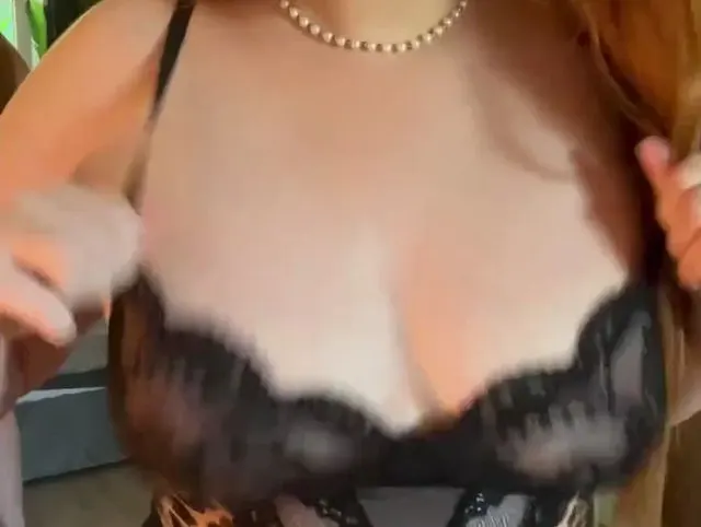 ein Dessous, schwarze Spitze..