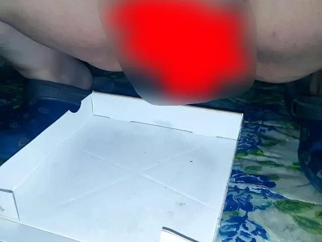 Ich pisse in eine Pizzaschachtel.