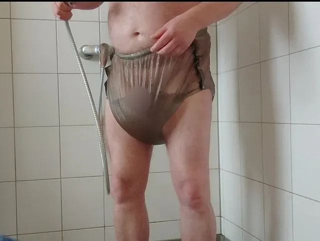 Inkontinenz-Test von Nylonjunge 3 ** Gummihose **