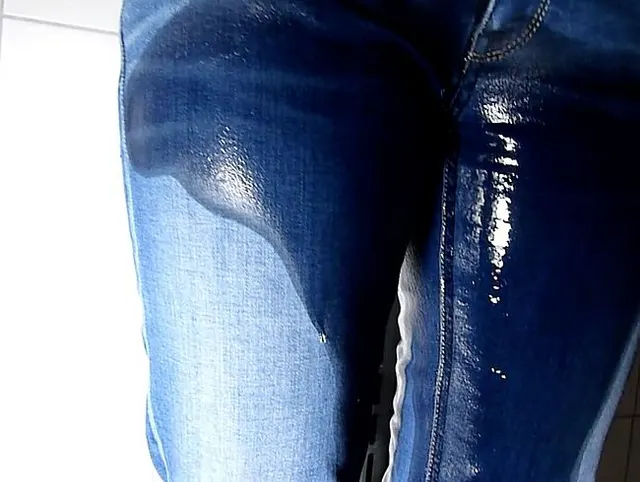 Pissflittchen am Limit - Jeans total eingesaut!
