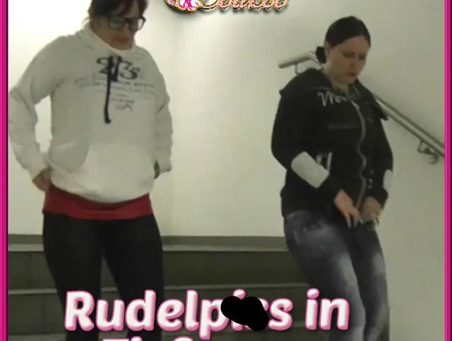 Rudelpissen!2 Schlampen makieren ihr Revier..