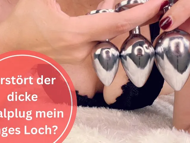 Passt der große Analplug in meinen Arsch oder zerstört er mein enges Loch?