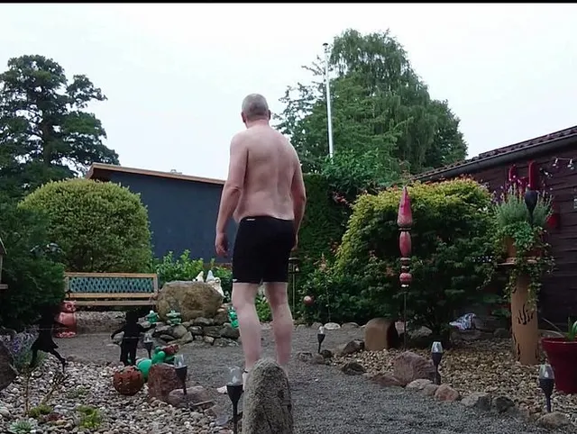 Dicker Mann im Vorgarten 1 ** Badehose **