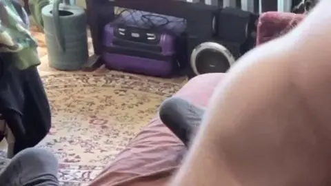 Fickt euch gegenseitig mit einem schmutzigen, reifen, haarigen Daddy und kommt rein