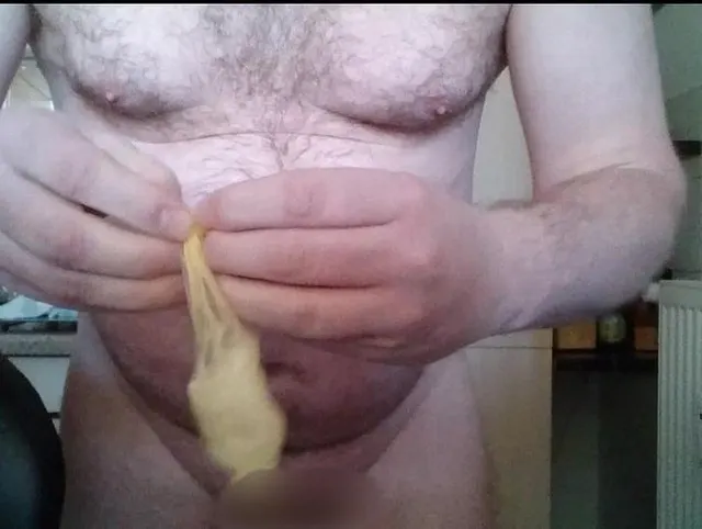 Halb volles Kondom mit Sperma aus Eis