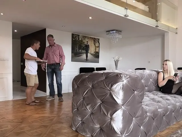 MEINEN ALTEN MANN MIT SEINEM MITARBEITER HINTER SEINEM RÜCKEN BETREUEN