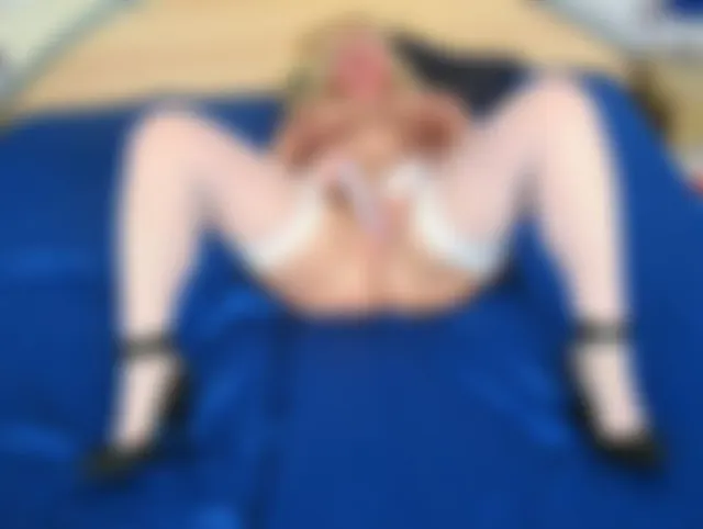 Dildofick auf dem Bett