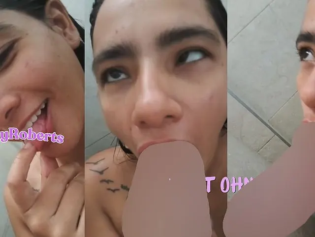 Eine Latina ohne Hemmungen schluckt unter der Dusche einen riesigen Schwanz und genießt es zu sehr.