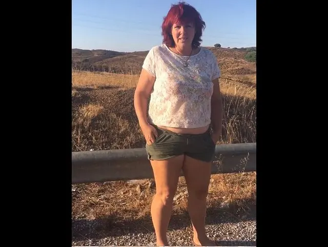 Pissen an der Autobahn