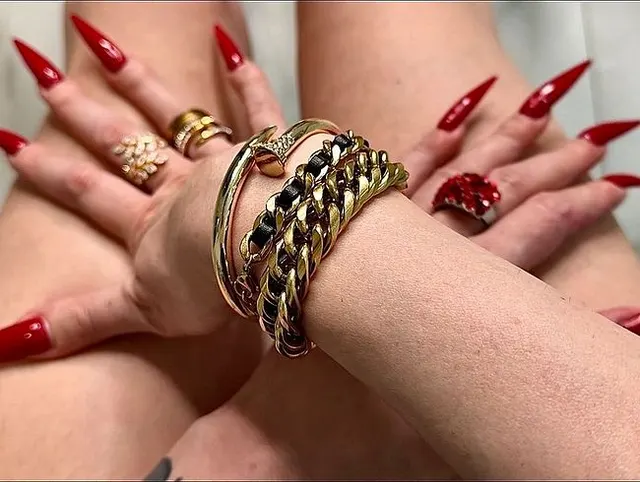 Armbandfetisch und meine Hände mit langen Fingern, langen roten Nägeln