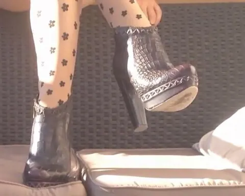 In Strumpfhose und Heels auf dem Balkon