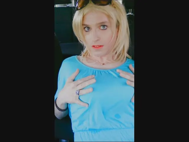 Süßes Transen Girly macht es sich im Auto selber, bis sie abspritzt