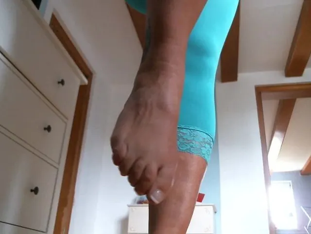 Kleiner Fußgruß und Cameltoe