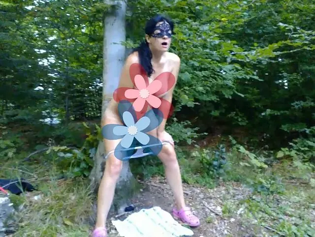 Nackte Stiefmutter hat einen starken Orgasmus in einem Wald und bekommt dann einen Cumshot auf ihr
