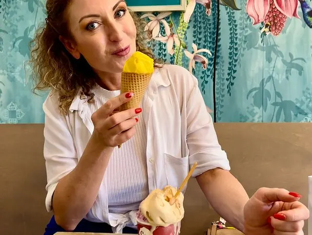 Heiße MILF mit großen Titten, Julia North, liebt Eis und Schwanzlutschen