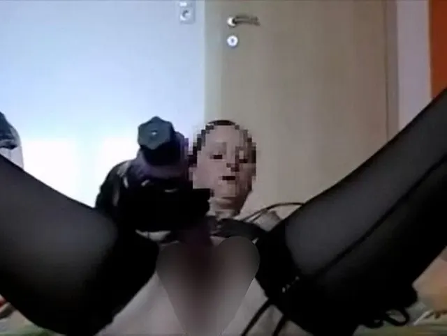 Zickenpussy bekommt großen violetten Vibrator Part I