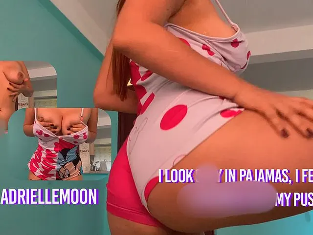 Ich sehe in meinem Pyjama sexy aus und habe Lust, meine Muschi zu masturbieren.