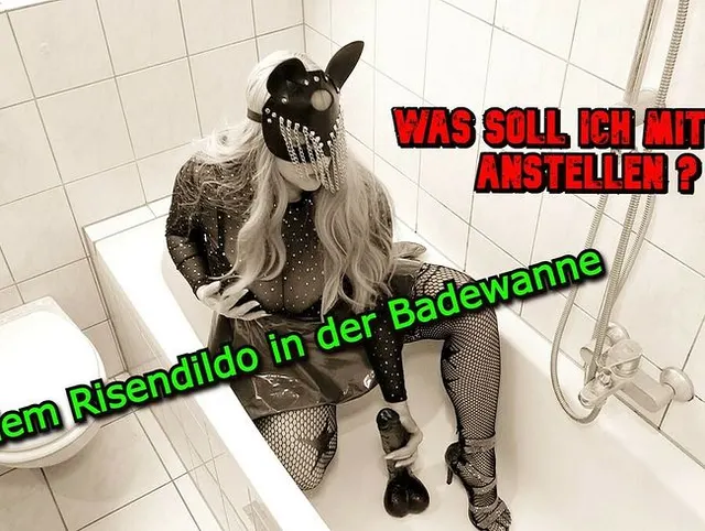 Mit dem Riesendildo in der Badewanne