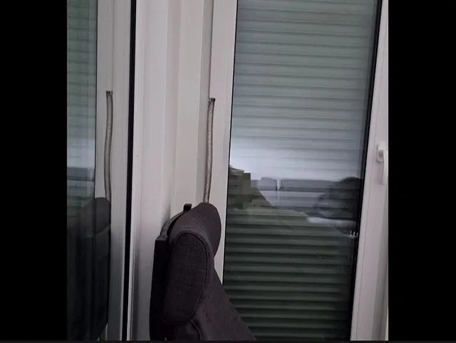 Spy me in der Fensterscheibe