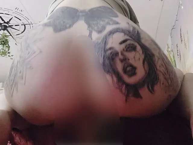 Doggy-sieh mir dabei zu wie ich meinen Dildo reite