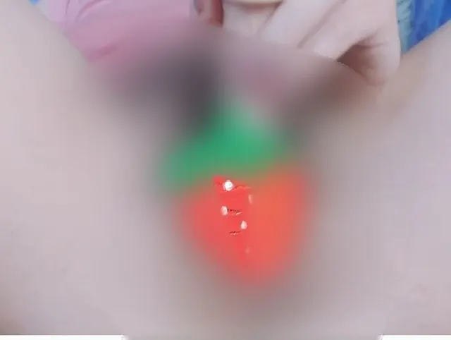 Buschige haarige Muschi fickt mit Dildo