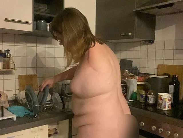 Nackter Amputee Alltag - Natürlich erledige ich als Frau die Hausarbeit!
