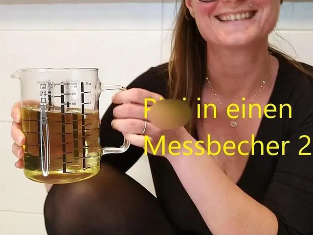 Pipi in einen Messbecher 2