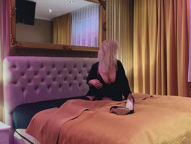 Da bin ich als Ehehure im Swinger Club unterwegs im Nylon Outfit und meine Fotze wird rangenommen