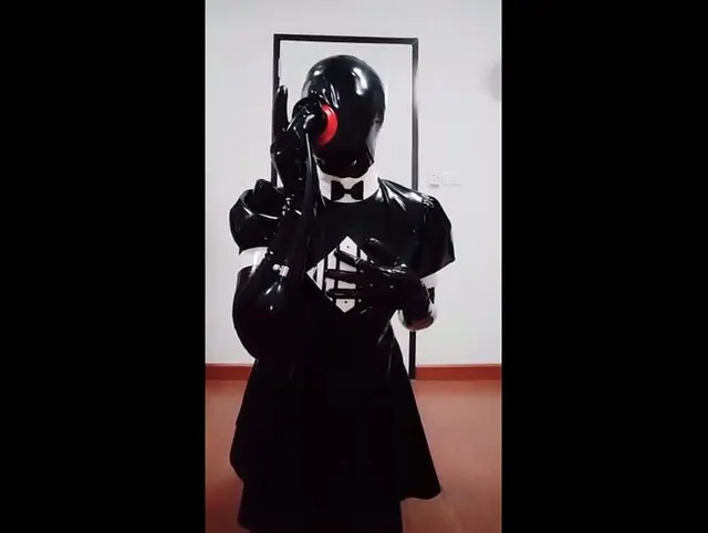 Rubberdoll Katie Zeigen Sie Ihre Deepthroat-Fähigkeiten