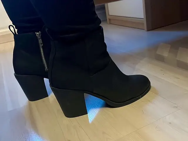 Mit den Stiefeletten das Sperma raus geholt Sperma über die Stiefel
