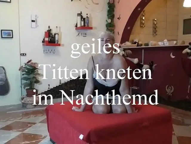 geiles Titten kneten im Nachthemd
