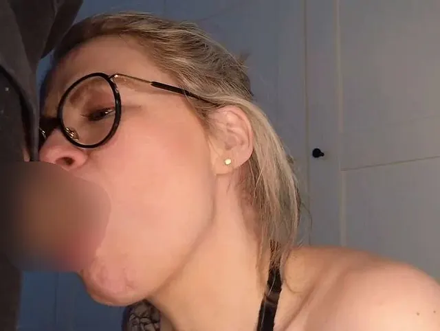 Kehlenfick Nahaufnahme einfach nur unfassbar was in mein Maul passt