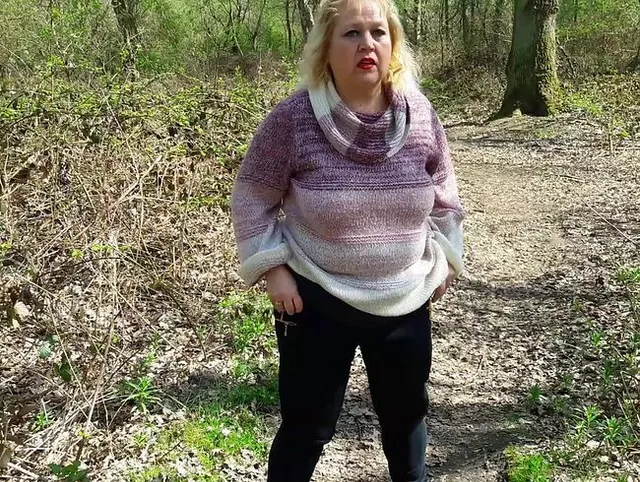 Auf dem Waldweg gepisst