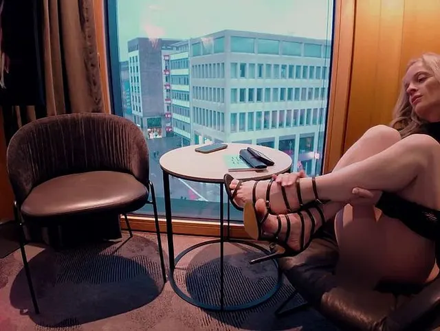 207.Hotel Foot Date