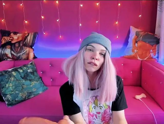 Schönes E-Girl saugt und schluckt sinnlich großen Dildo