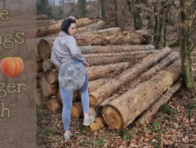 Brünettes Luder in grauer Leggings - durch den Wald