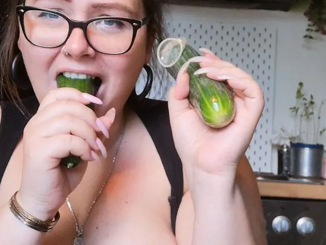 DIE GURKEN CHALLENGE! Ich mache mit! PASST DIE GANZ REIN?