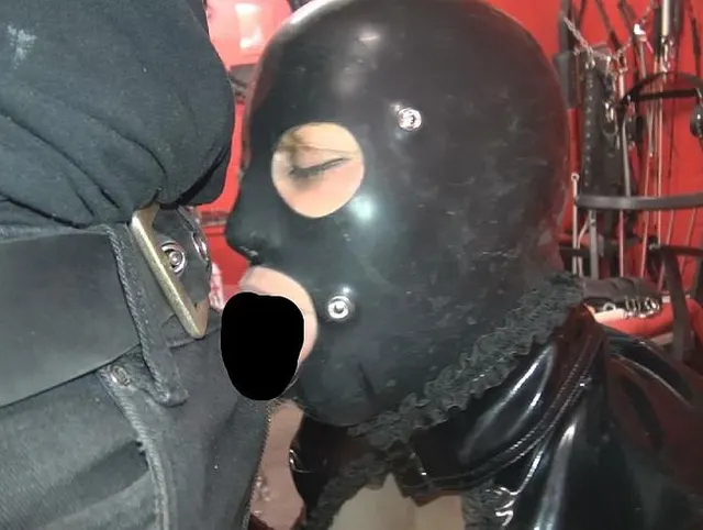 Ins Maul der Sklavin gepisst und getrunken