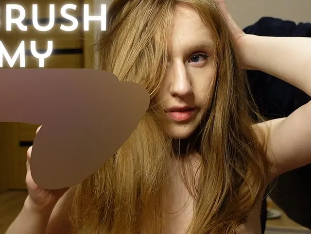 Ich bürste meine natürlichen roten Haare