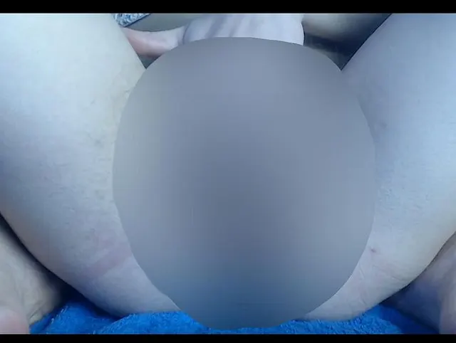 Blonde haarige Muschi masturbiert hautnah und spielt mit langen Pussyhaaren