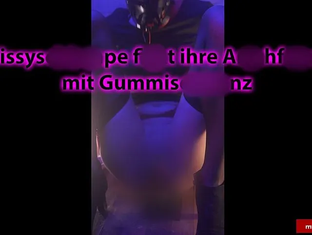 Sissy Schlampe fickt ihre Arschfotze mit Gummischwanz mit Strapse im Keuschheitskäfig