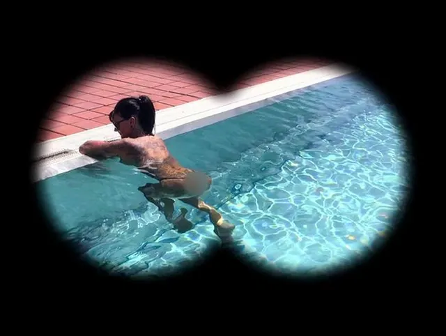 Unfassbar! Verrückter Fan spannt im Freibad und folgt mir nach Hause!