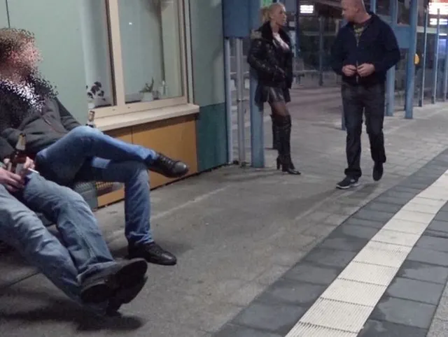 Notgeile Bitch am Bahnhof aufgerissen - XXXL Facial !