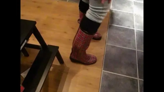 neuer clip im Einkaufshaus mit stiefel