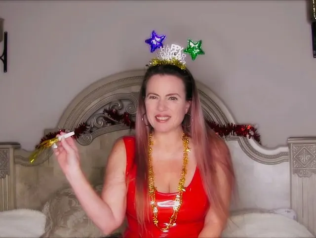 Frohes neues Jahr 2022! Rotes Kleid blinkende Tiara Masturbation und JOI